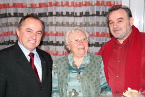 Josip Juratovic MdB (links) Ellen Schnepple, Vors. Gerhard Haag gratulieren