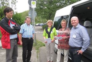 Kurzes Briefing nach der ersten Fahrt – (v.l.n.r.) Dr. Martin Schiefelbusch von der Nahver-kehrsgesellschaft Baden-Württ