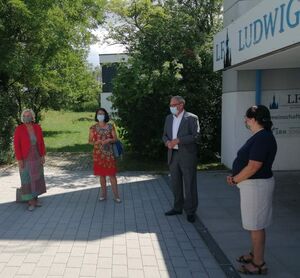 Reinhold Gall im Gespräch mit Gemeinderäten Cornelia Bär-Stoll und Julia Laras sowie Schulleiterin Sabine Keidel