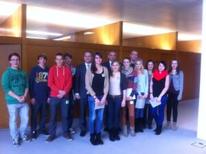 Politische Teilhabe junger Menschen ist wichtig. Reinhold Gall mit Schüler/innen des Zabergäu Gymnasiums