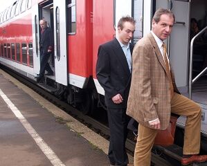 Reinhold Gall, selbst regelmäßiger Bahnfahrer, freut sich über Verbesserungen bei der Frankenbahn